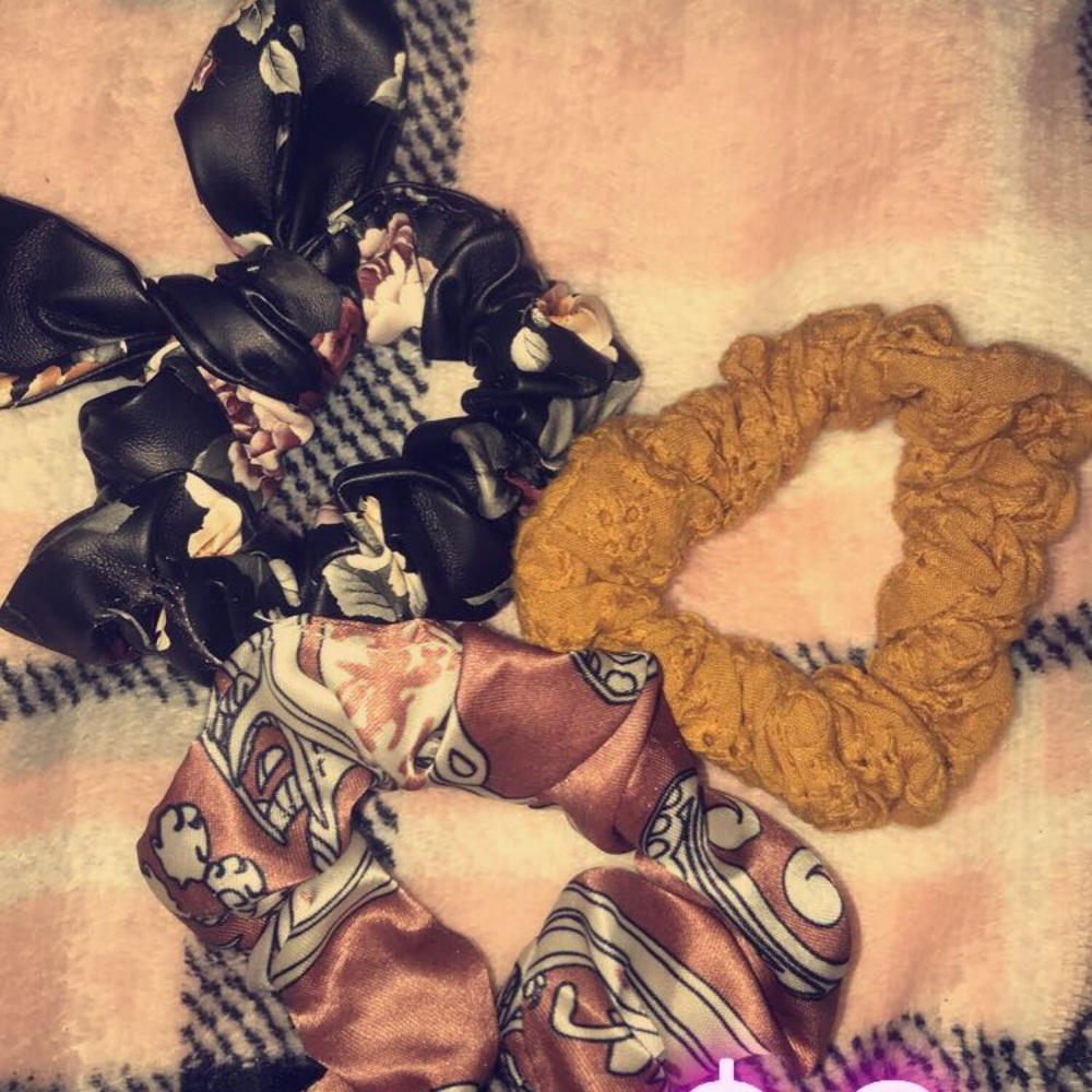 Set of three scrunchies